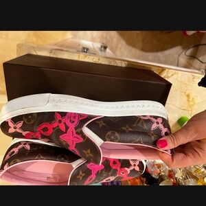 AUTHENTIC NEIMAN MARCUS PURCHASED LOUIS VUITTON SHOES. Size 41 in box. Worn 3X